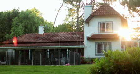 Foto de Casa familiar casa residencial exterior piscina patio trasero con lente-destello puesta de sol - Imagen libre de derechos