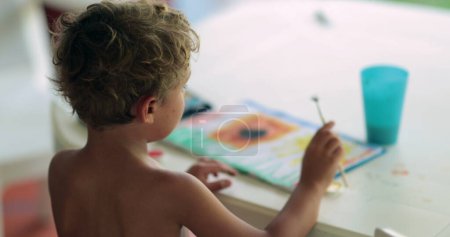 Téléchargez les photos : Peinture pour enfants avec peinture aquarelle. Dessin et artisanat pour enfants à la maison - en image libre de droit
