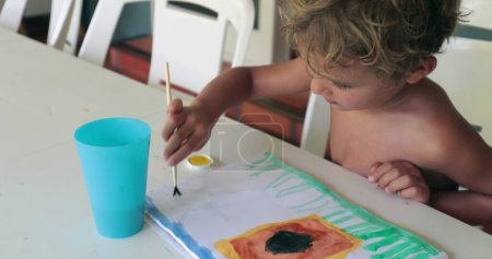 Téléchargez les photos : Peinture enfant garçon créative à la maison. Artisanat et dessin pour bébés aquarelle - en image libre de droit