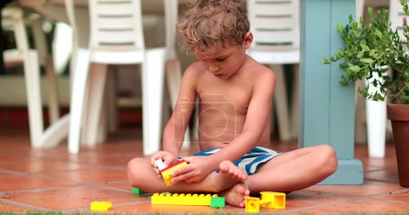 Foto de Niño jugando con bloques de construcción. Bloque de construcción para bebé niño pequeño - Imagen libre de derechos
