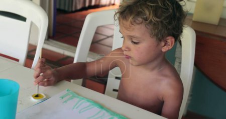 Téléchargez les photos : Peinture enfant garçon créative à la maison. Artisanat et dessin pour bébés aquarelle - en image libre de droit