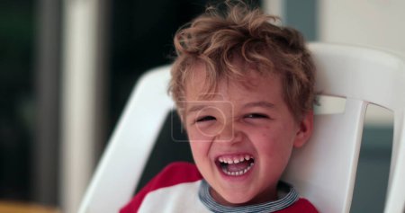 Téléchargez les photos : Joyeux enfant beau tout-petit garçon souriant et riant, authentique vraie vie rire et sourire - en image libre de droit