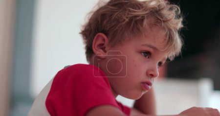 Foto de Pensamiento contemplativo de cara de niño pequeño. Niño aburrido perdido en el pensamiento - Imagen libre de derechos