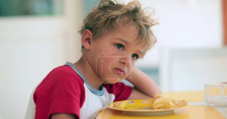 Téléchargez les photos : Pensé coûteux beau garçon enfant dans la table du matin, bébé tout-petit pensée - en image libre de droit