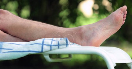 Téléchargez les photos : Personne pieds couchés à l'extérieur relaxant - en image libre de droit