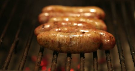 Téléchargez les photos : Saucisses sur le feu de cuisson BBQ - en image libre de droit