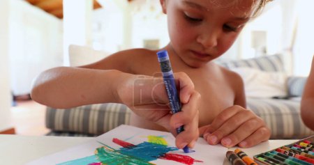 Téléchargez les photos : Dessin enfant avec stylo de couleur bleue à la maison - en image libre de droit