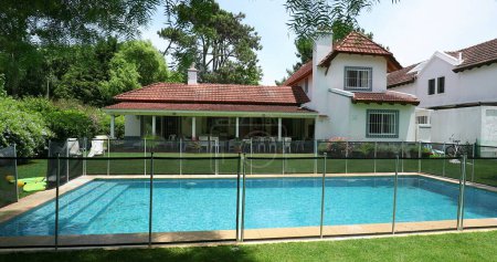 Foto de Casa exterior durante el día soleado. Residencial con piscina - Imagen libre de derechos