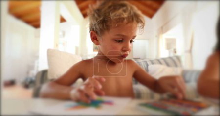 Téléchargez les photos : Enfant rangeant crayons et stylos de couleur se lève avec croquis - en image libre de droit