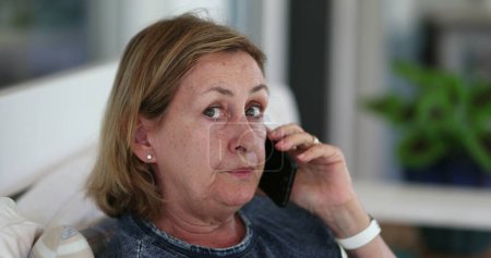 Téléchargez les photos : Femme parlant au téléphone à la maison - en image libre de droit