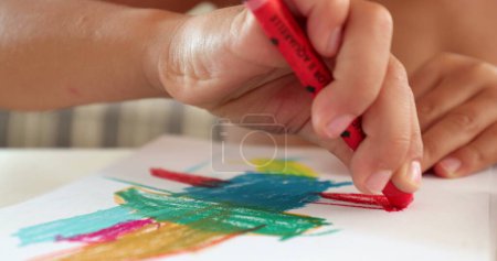 Téléchargez les photos : Gros plan mains d'enfant dessin sur papier avec crayon - en image libre de droit