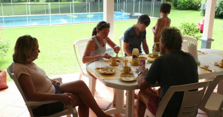 Foto de Familia en la mesa de desayuno por la mañana en casa - Imagen libre de derechos