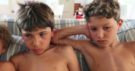 Foto de Niños caras viendo contenido en línea, aburrido niños hermanos - Imagen libre de derechos