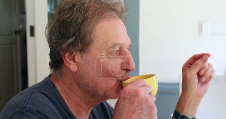 Téléchargez les photos : Older man drinking morning cup of coffee - en image libre de droit