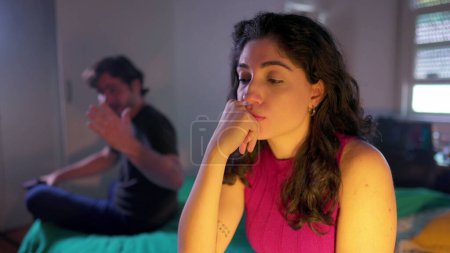 Téléchargez les photos : Jeune femme méprisante ignorant partenaire masculin pendant la dispute de la relation. Couple se sentant déconnecté et au bord d'une rupture - en image libre de droit