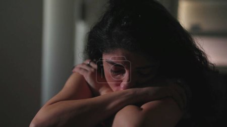 Foto de Una joven deprimida sintiéndose desolada y sufriendo de dolor mental. Chica adulta luchando con la depresión - Imagen libre de derechos