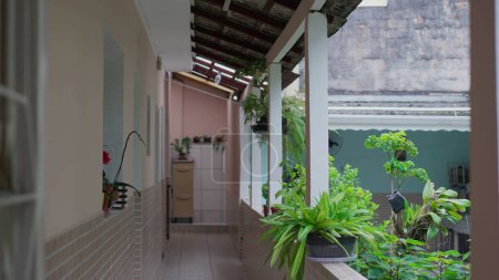Foto de Casa brasileña Exterior Patio trasero. Casual residencia sudamericana, escena domesticidad, toma de posesión - Imagen libre de derechos