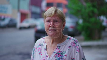 Téléchargez les photos : Portrait d'une femme âgée âgée en gros plan debout dans la rue à l'extérieur avec une expression préoccupée. Caucasien plus âgé dans les années 80 - en image libre de droit