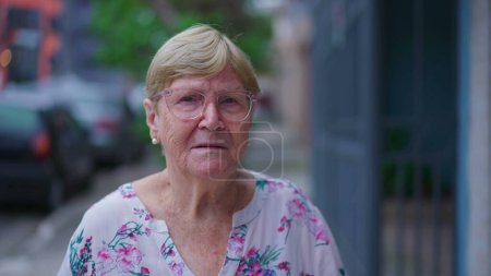 Téléchargez les photos : Portrait d'une femme âgée âgée en gros plan debout dans la rue à l'extérieur avec une expression préoccupée. Caucasien plus âgé dans les années 80 - en image libre de droit