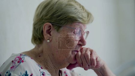 Foto de Mujer anciana en profunda contemplación en el hogar, descripción auténtica de las preocupaciones de la vejez - Imagen libre de derechos