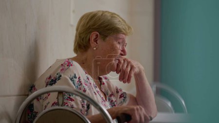 Téléchargez les photos : Femme âgée contemplative à la maison, personne âgée coûteuse dans les années 80 avec une expression profondément coûteuse - en image libre de droit