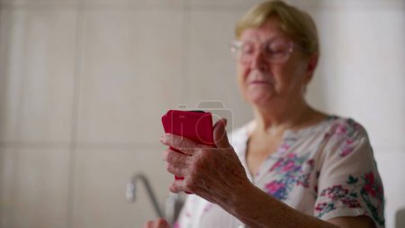 Foto de Una anciana experta en tecnología usando el teléfono. Anciana de 80 años mujer sosteniendo dispositivo de teléfono celular - Imagen libre de derechos