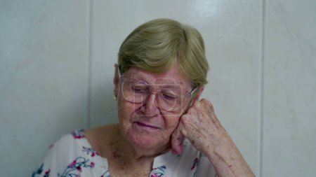 Foto de Mujer anciana pensativa en profunda reflexión mental pensando en las preocupaciones y dificultades de la vida durante la vejez. Persona mayor jubilada contemplativa en los años 80 - Imagen libre de derechos