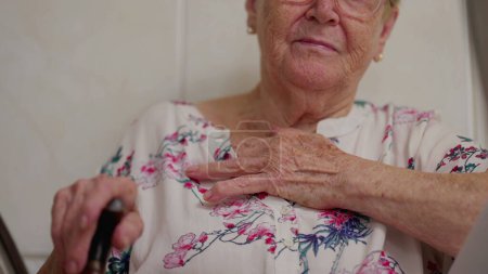 Foto de Pensativo jubilado anciana madura en casa en profunda reflexión reflexiva. Mujer anciana recordando recuerdos pasados mientras pensaba con la mano en la mejilla - Imagen libre de derechos