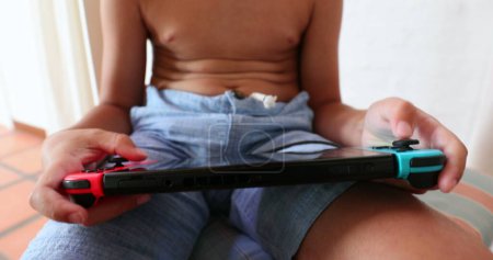 Foto de Niño juega juego en línea, primer plano de las manos en el joystick jugando videojuego - Imagen libre de derechos