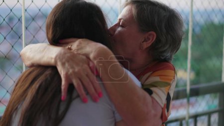 Foto de Feliz mujer mayor abrazando a su nieto. Abuela abrazando nieta en alegre reunión familiar - Imagen libre de derechos