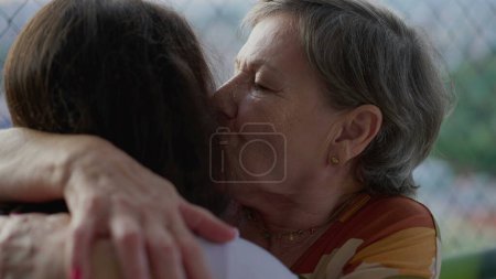 Téléchargez les photos : Délicieuse grand-mère embrassant petit-enfant. réunion de famille authentique - en image libre de droit