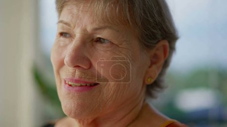 Foto de Sonriente mujer mayor alegre primer plano de la cara sintiéndose libre. Una anciana feliz señora mayor - Imagen libre de derechos