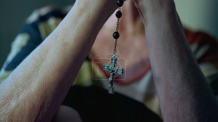 Téléchargez les photos : Religieuse catholique femme plus âgée Priant le Rosaire ayant l'ESPOIR et la Foi. Reconnaissant Personne âgée âgée engagée dans la prière à la maison - en image libre de droit