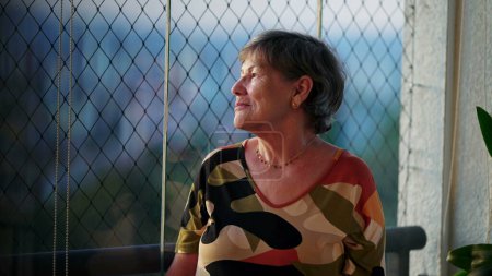 Téléchargez les photos : Moments d'introduction des réflexions solitaires des femmes âgées par la fenêtre, Faire place à la vision de la ville-DD - en image libre de droit