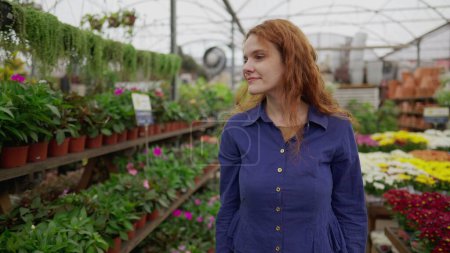 Téléchargez les photos : Happy Female Client Shopping dans le magasin de jardinage à la recherche de plantes dans Flower Shop Isle - en image libre de droit
