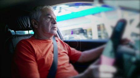 Téléchargez les photos : Un homme plus âgé met sa ceinture de sécurité en conduisant. Dispositif de sécurité de fixation du conducteur senior tout en tenant le volant du véhicule, Conscient de la sécurité - en image libre de droit