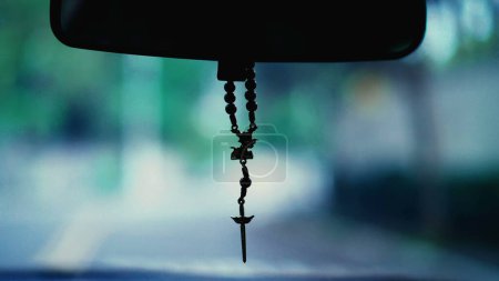 Foto de Shot of Christian Cross colgando desde el espejo retrovisor - Imagen libre de derechos
