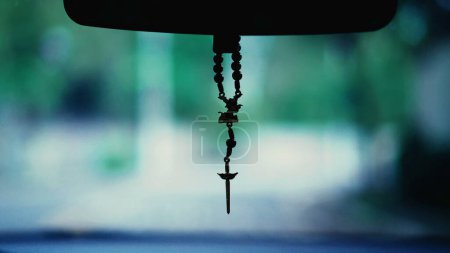 Foto de Shot of Christian Cross colgando desde el espejo retrovisor - Imagen libre de derechos