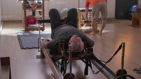 Foto de Personas mayores que hacen ejercicio en clase de Pilates Group - Imagen libre de derechos