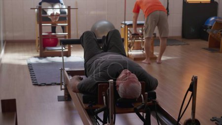 Téléchargez les photos : Personnes âgées faisant de l'exercice dans la classe Pilates Group - en image libre de droit