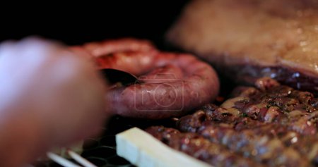 Foto de Salchichas de carne de barbacoa y queso en parrilla churrasco brasileño sudamericano - Imagen libre de derechos