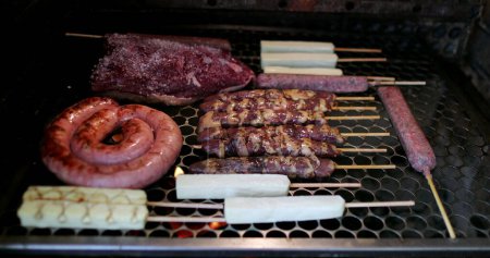 Téléchargez les photos : Barbecue saucisses de viande et fromage sur le gril churrasco brésilien sud-américain - en image libre de droit