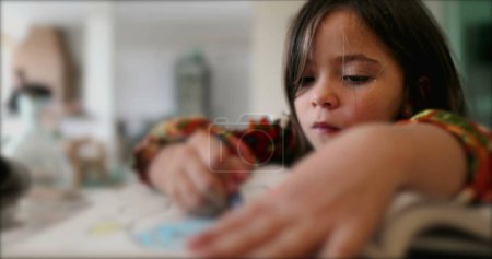 Téléchargez les photos : Dessin enfant sur papier avec crayon - en image libre de droit