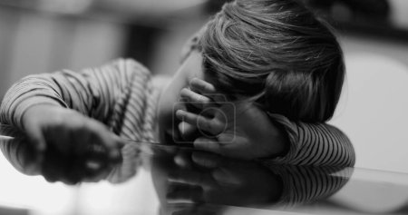 Foto de Deprimido niño que cubre el concepto de trauma facial en monocromo - Imagen libre de derechos