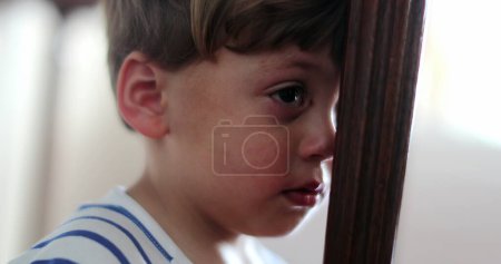 Foto de Un niño triste niño llorón sintiéndose disgustado - Imagen libre de derechos
