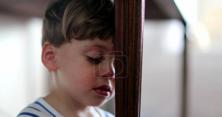 Téléchargez les photos : Un petit garçon triste larmoyant enfant se sentant mécontent - en image libre de droit