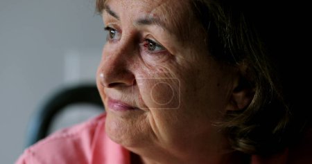 Téléchargez les photos : Pensif femme âgée méditative personne âgée visage gros plan perdu dans la pensée - en image libre de droit