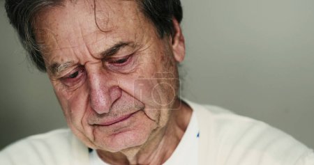 Foto de Hombre mayor que sufre de depresión retrato cara primer plano - Imagen libre de derechos