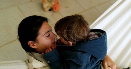 Téléchargez les photos : Mère et enfant ensemble sur l'amour et l'affection d'hamac - en image libre de droit