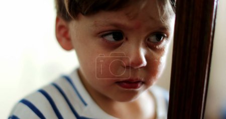 Téléchargez les photos : Charmant petit garçon portrait visage larmoyant réfléchi enfant - en image libre de droit